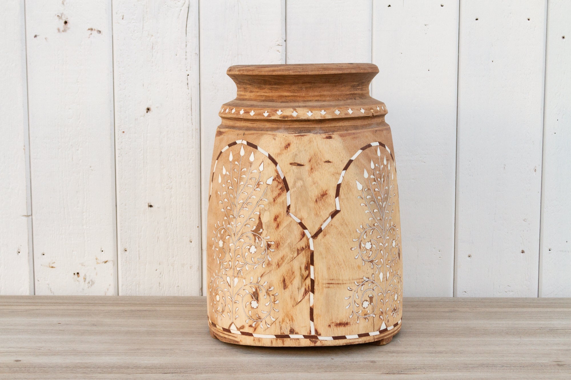 DE-COR | Ispirazione globale, Antico vaso indiano alto in legno intarsiato (commercio)