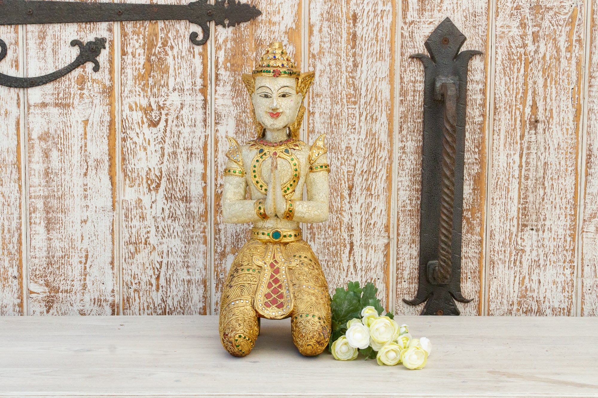 DE-COR | Ispirazione globale, Buddha inginocchiato d'epoca in Birmania, dorato e bianco