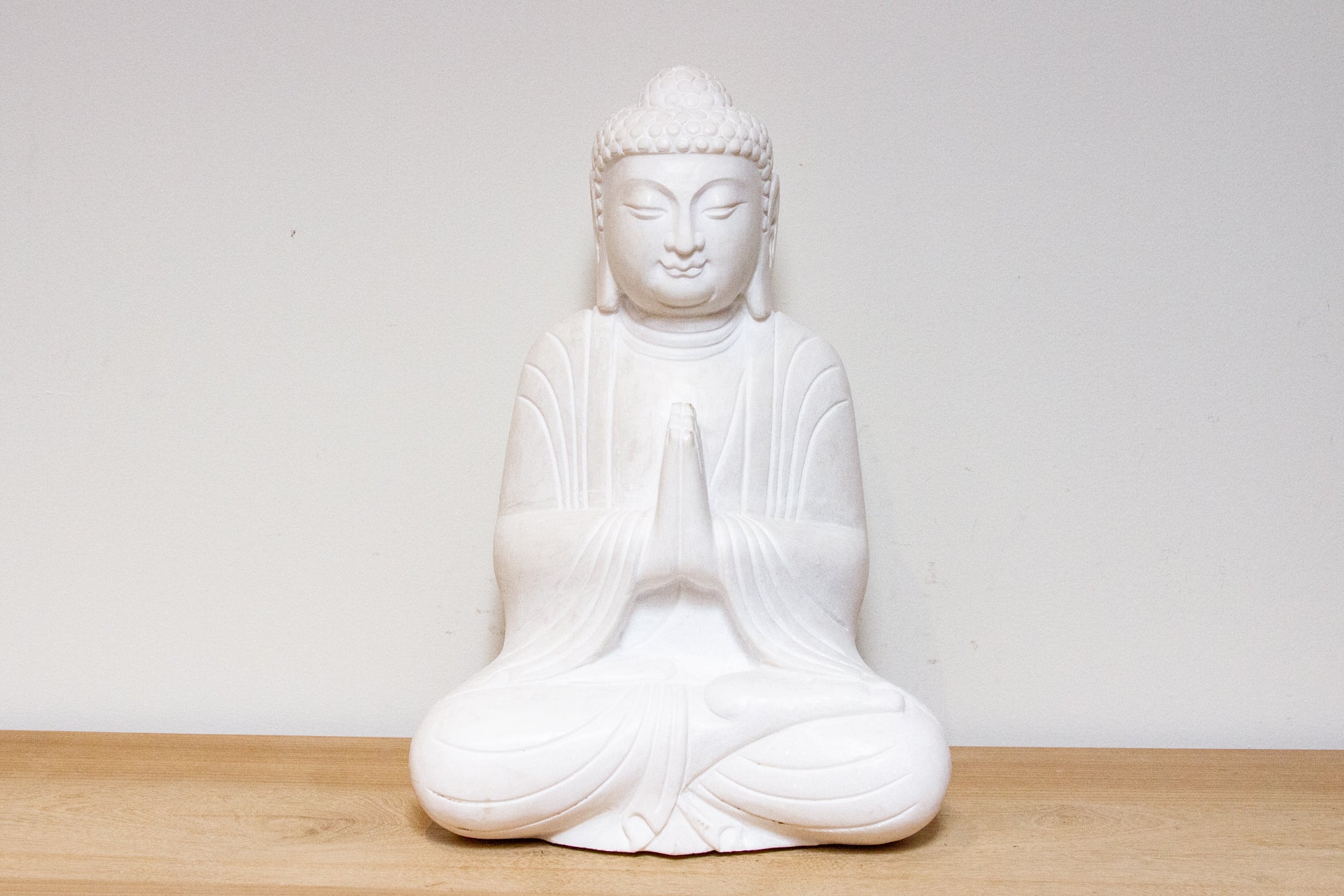 DE-COR | Ispirazione globale, Buddha orante alto e sereno in marmo (commercio)