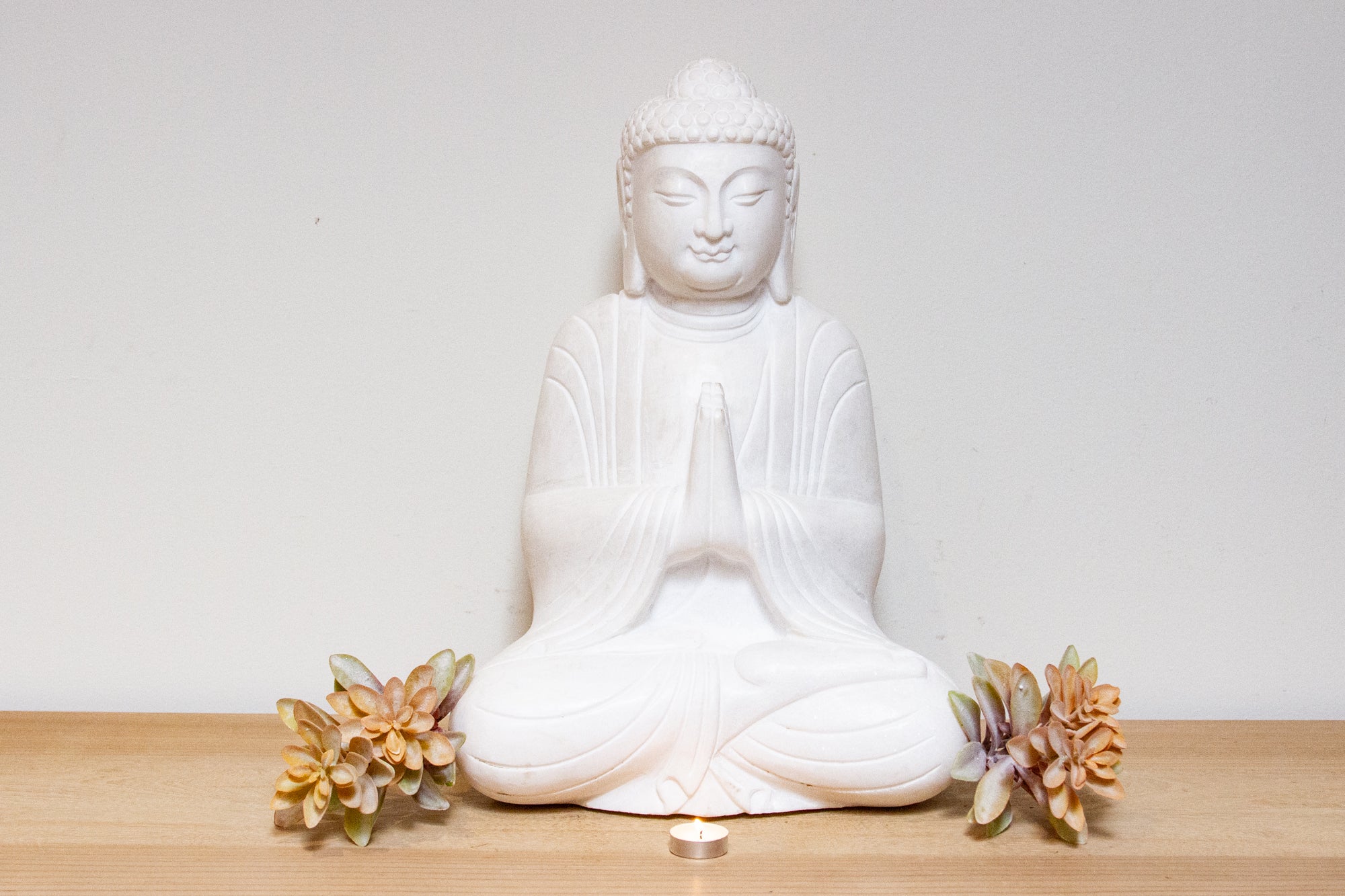 DE-COR | Ispirazione globale, Buddha orante alto e sereno in marmo