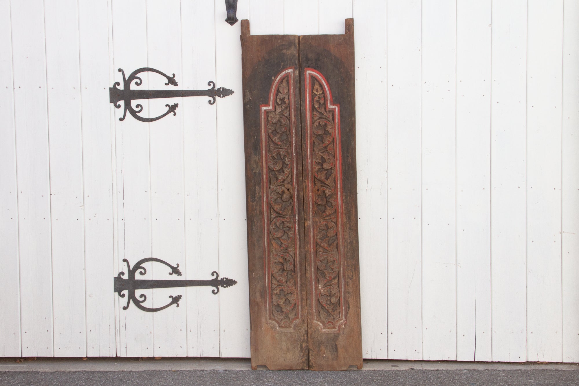 DE-COR, Coppia di porte antiche pesantemente intagliate provenienti dalla Thailandia (commercio)