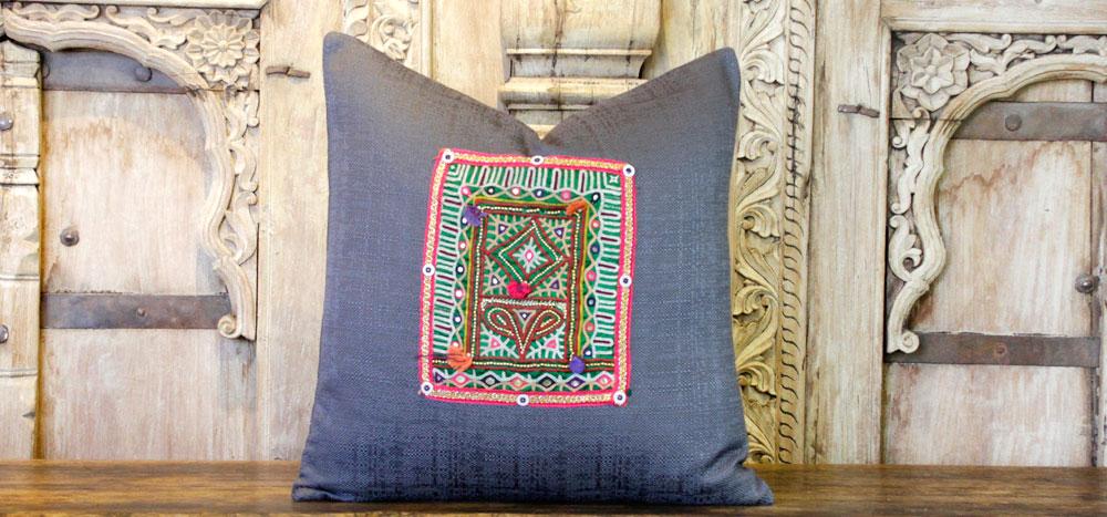 DE-COR | Ispirazione globale, Cuscino Rabari in lino antracite di Ritshika (commercio)