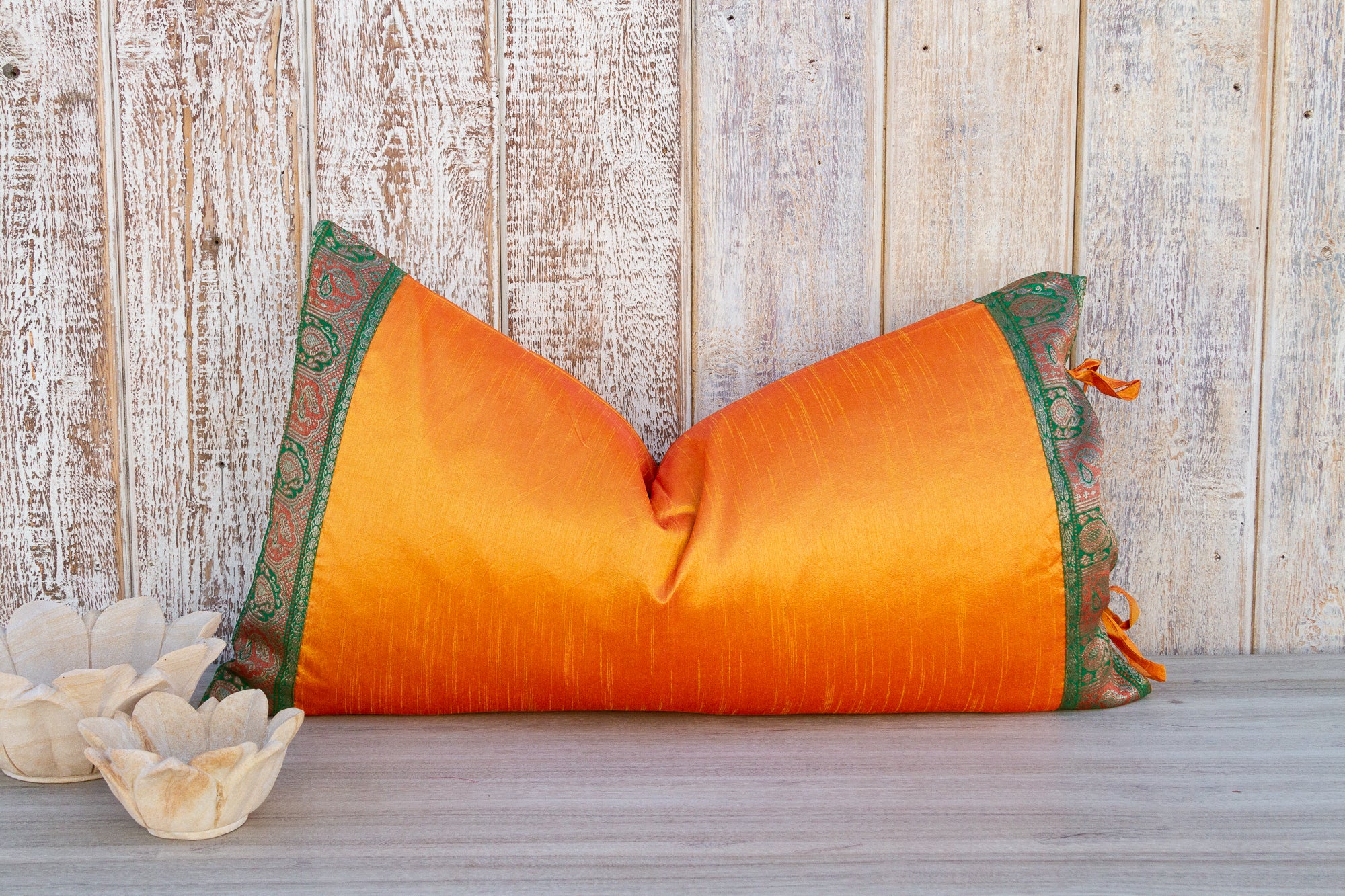 DE-COR | Ispirazione globale, Cuscino arancione grande e festoso in seta indiana per la regina