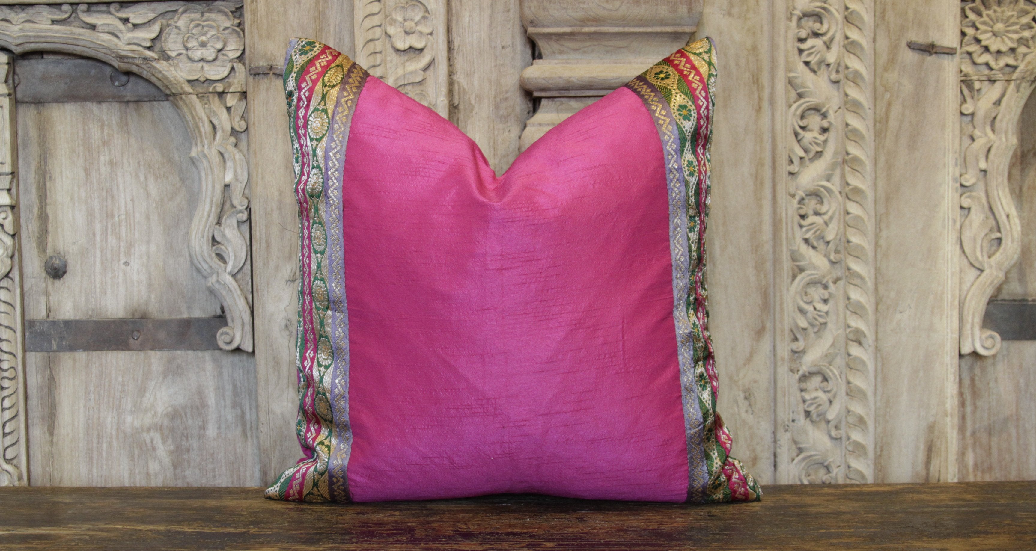 DE-COR, Cuscino di seta Heritage rosa con catena di fiori piccola (commercio)