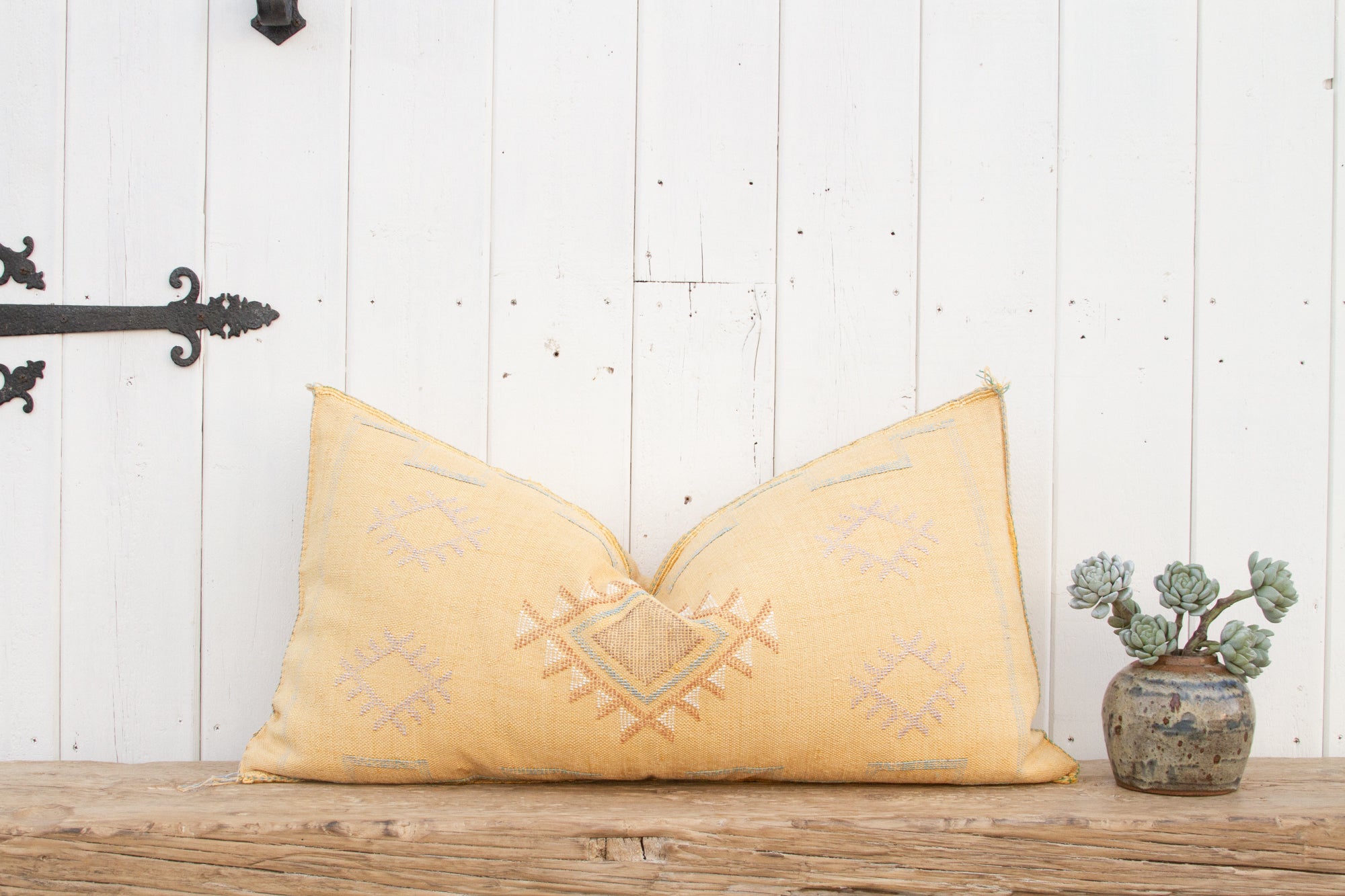 DE-COR | Ispirazione globale, Cuscino giallo pastello lungo per tappeto di seta marocchino