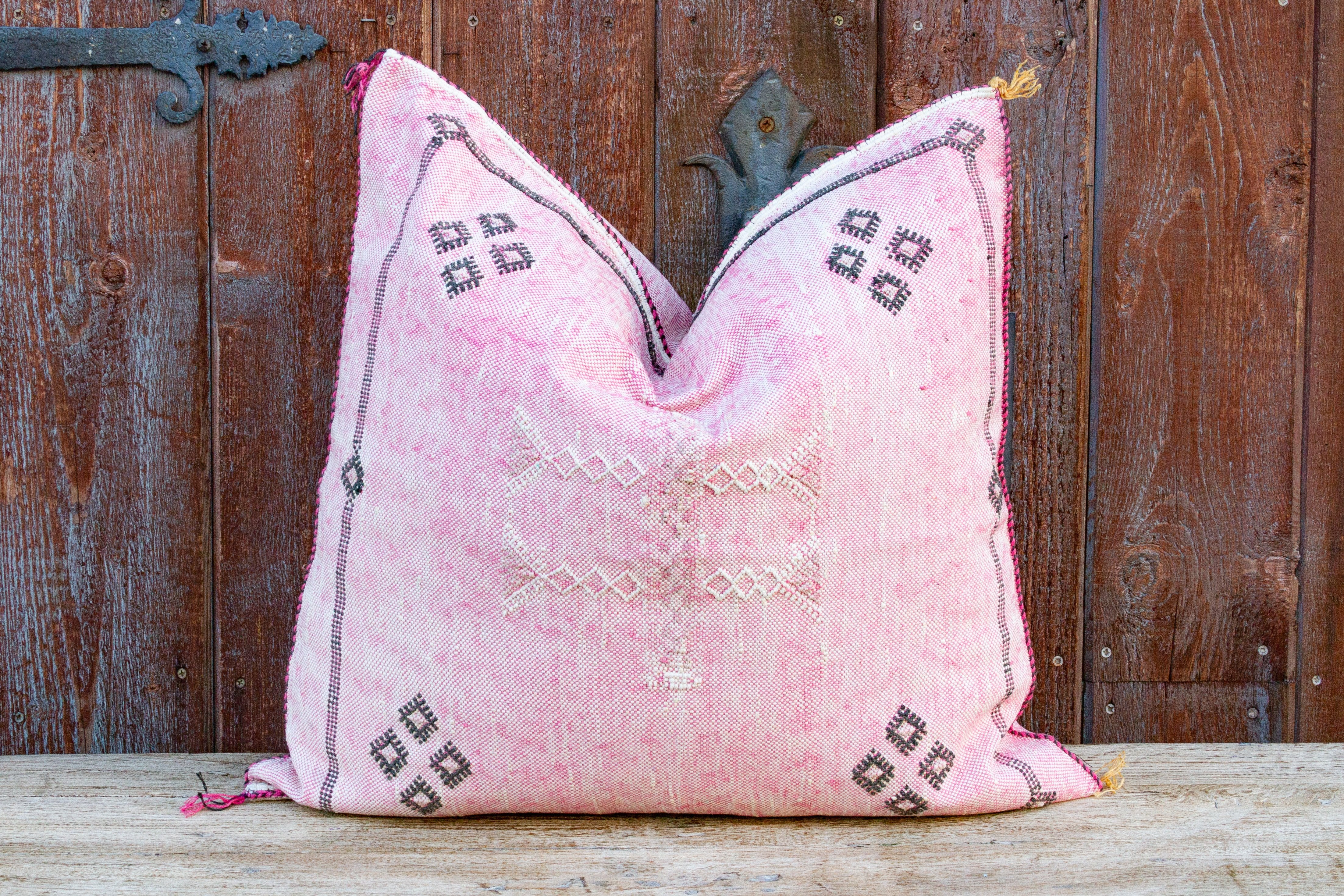 DE-COR | Ispirazione globale, Cuscino quadrato rosa grande in seta marocchina (commercio)