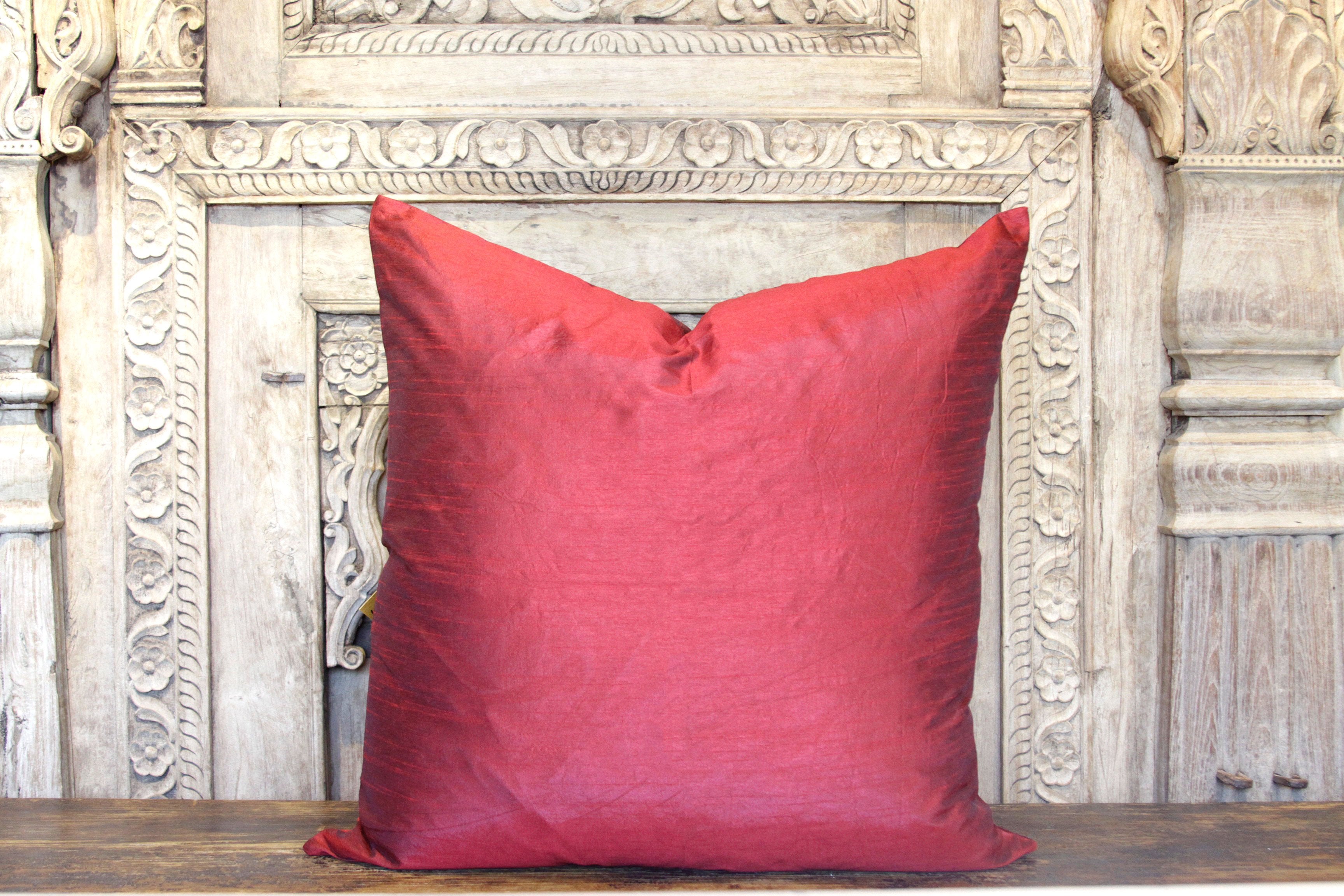 DE-COR | Ispirazione globale, Cuscino rosso grande in seta Dupion (commercio)