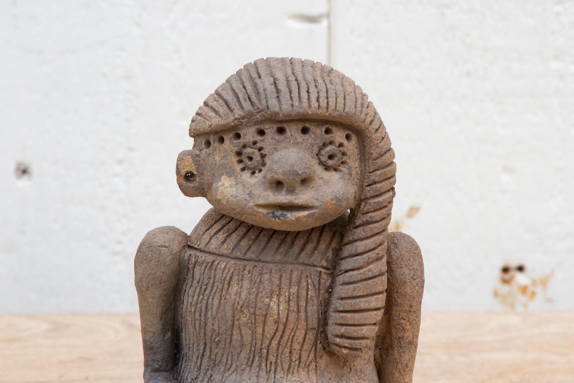 DE-COR | Ispirazione globale, Figura in argilla in stile precolombiano