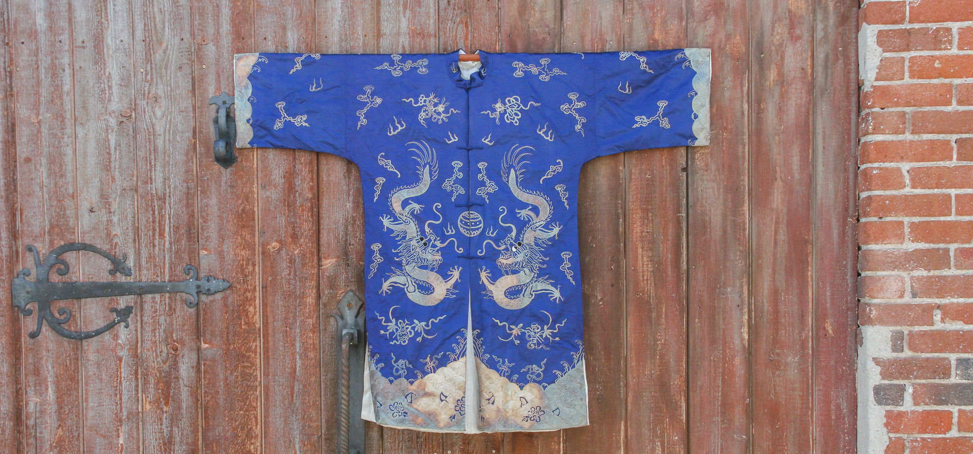 DE-COR | Ispirazione globale, Kimono blu reale in seta con drago ricamato