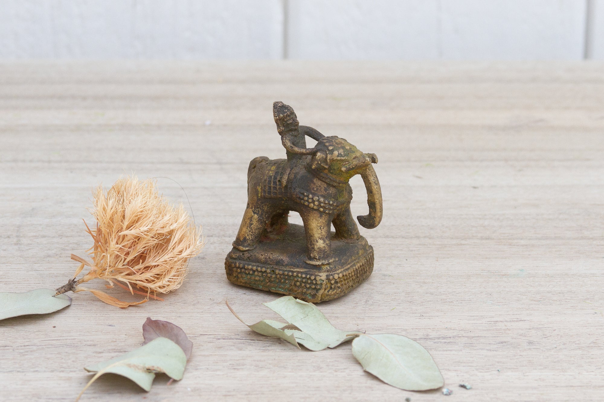 DE-COR | Ispirazione globale, Piccola figura cerimoniale di elefante in ottone invecchiato