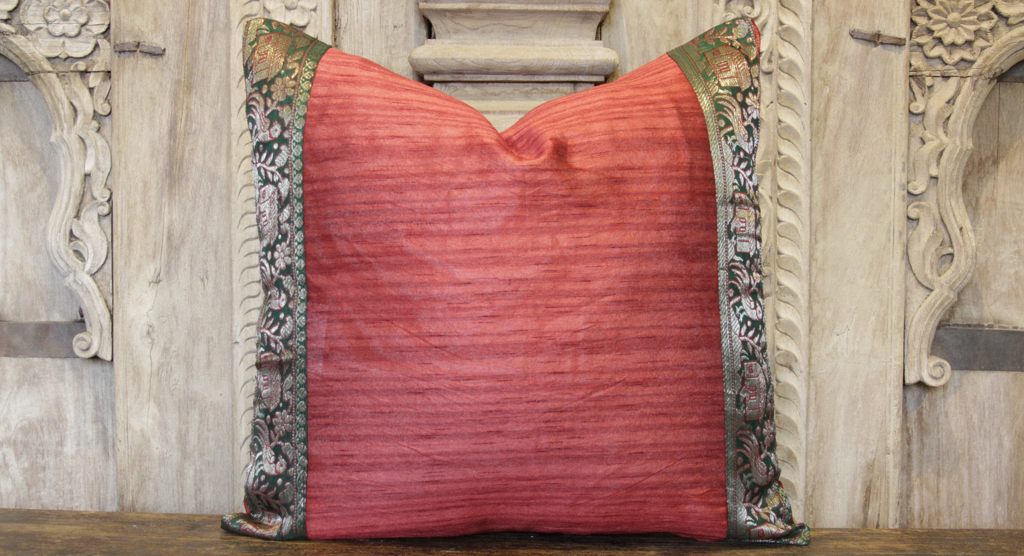DE-COR, Piccolo cuscino di seta Heritage rosso festivo (commercio)