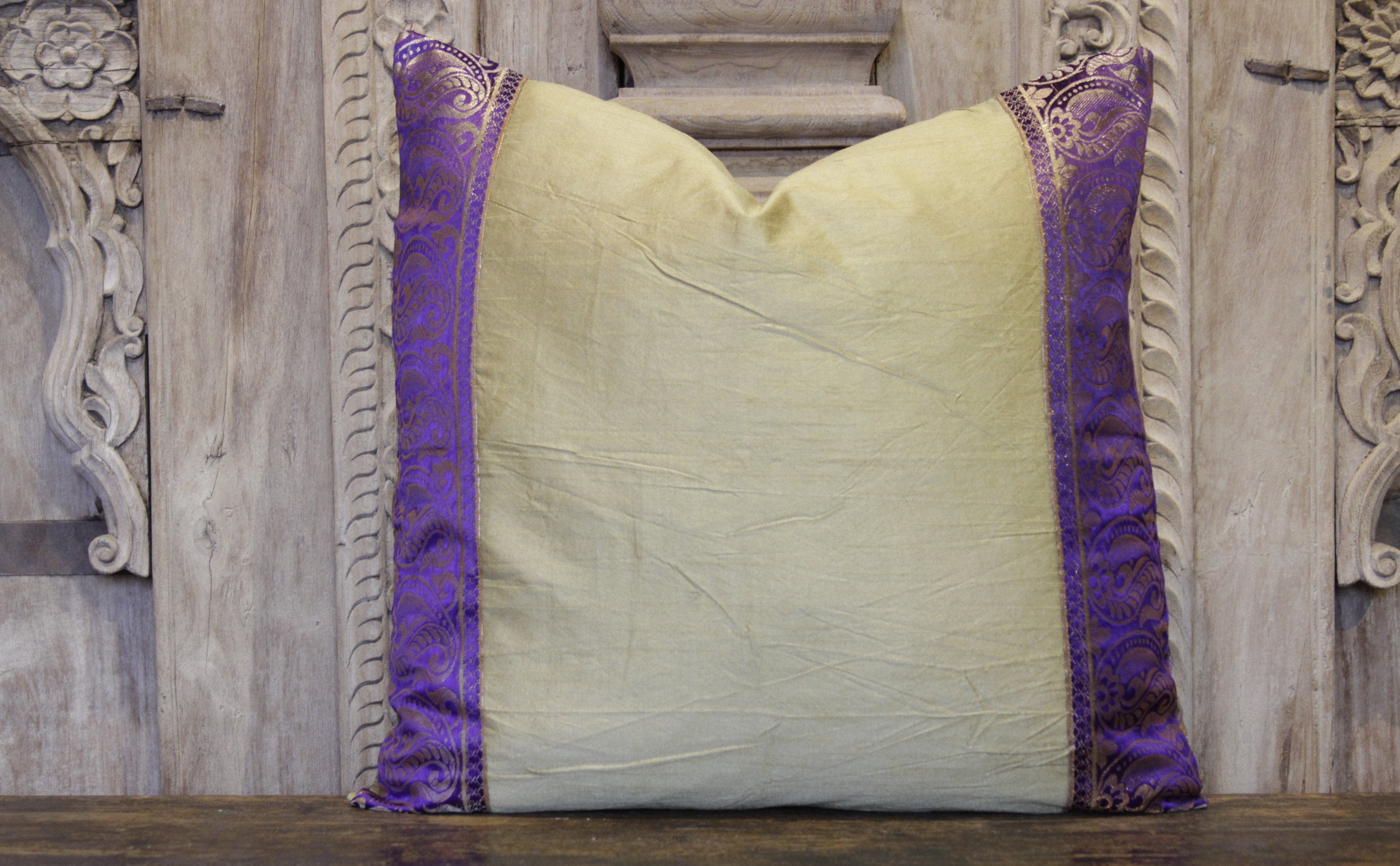 DE-COR, Piccolo cuscino elegante in seta giallo Heritage (commercio)
