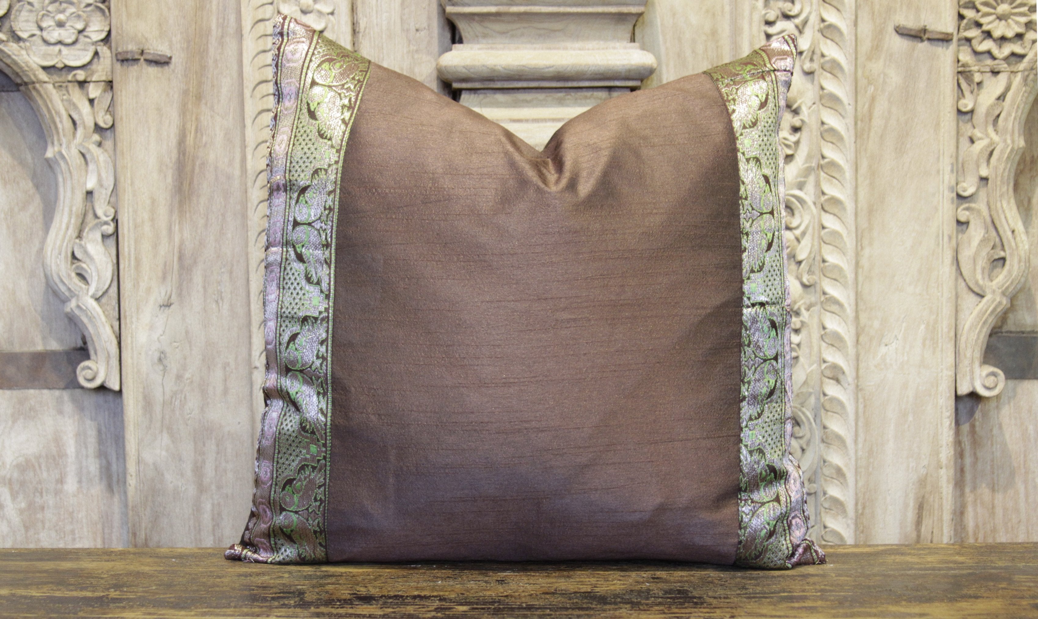 DE-COR, Piccolo cuscino vintage in seta marrone Heritage (commercio)