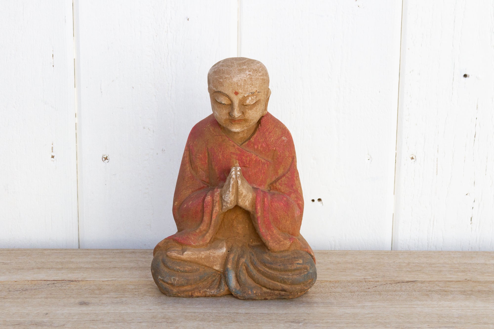 DE-COR | Ispirazione globale, Sereno Buddha di legno intagliato (commercio)