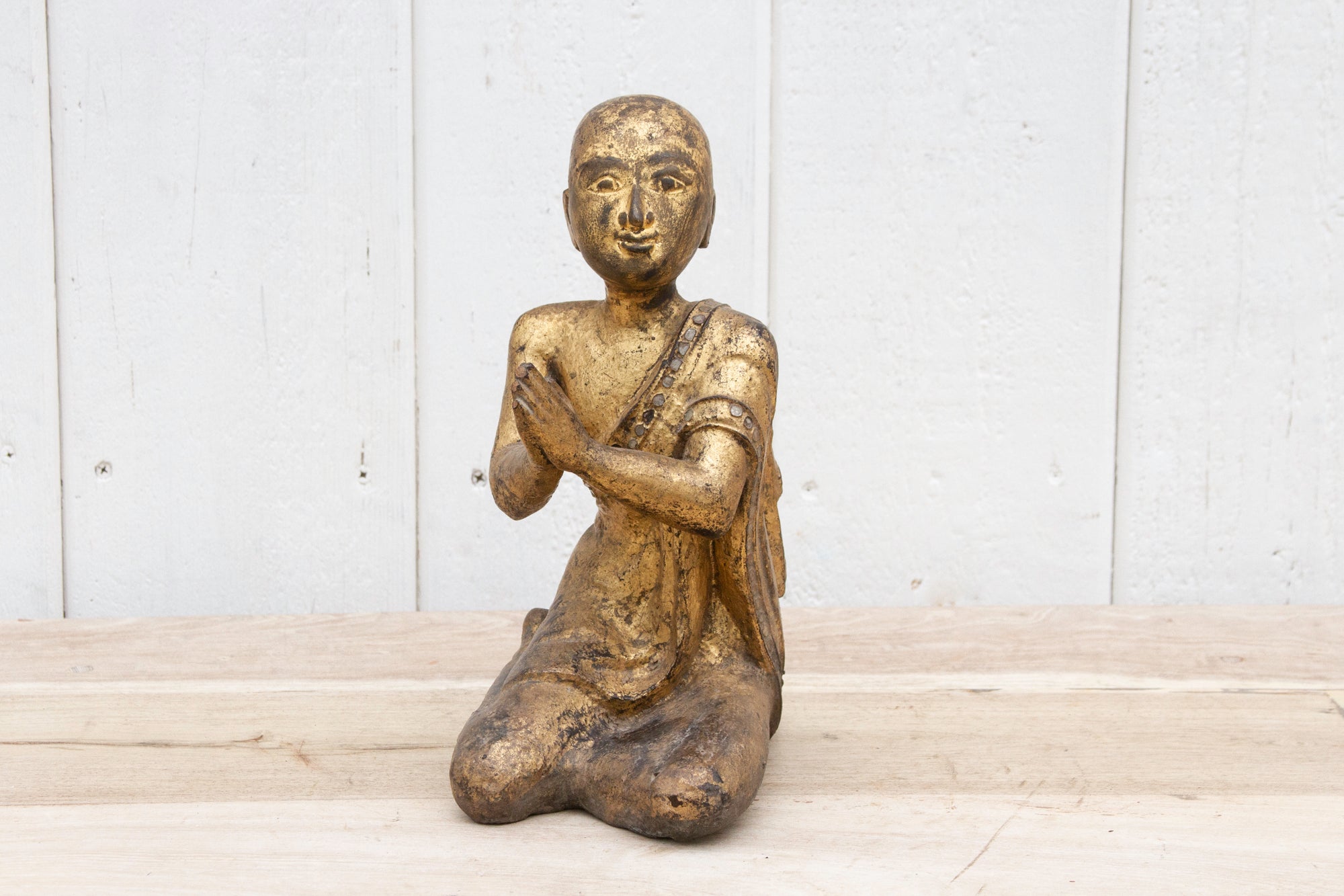 DE-COR | Ispirazione globale, Statua di monaco dorato birmano d'epoca (commercio)