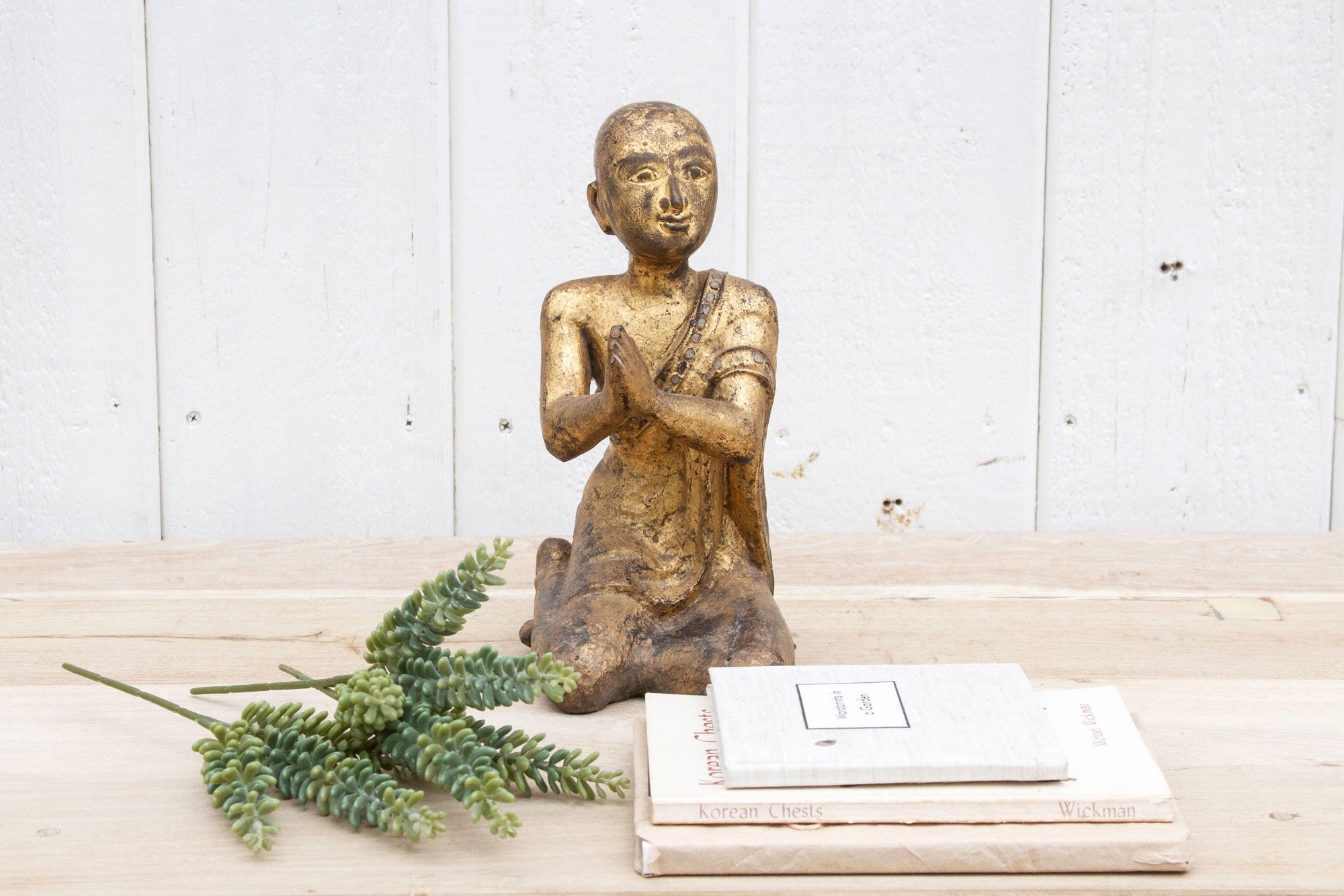 DE-COR | Ispirazione globale, Statua di monaco dorato birmano d'epoca (commercio)