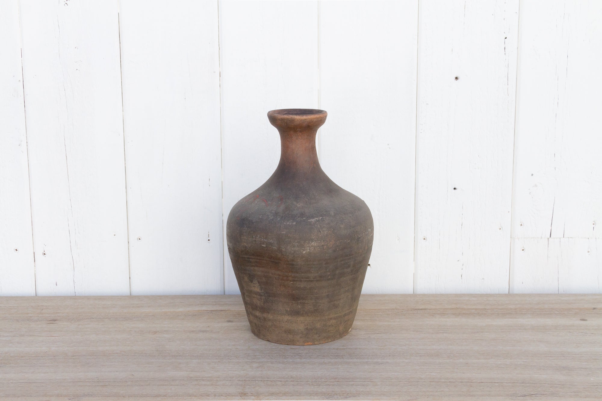 DE-COR | Ispirazione globale, Vaso a bottiglia ad anfora in argilla nera patinata (commercio)