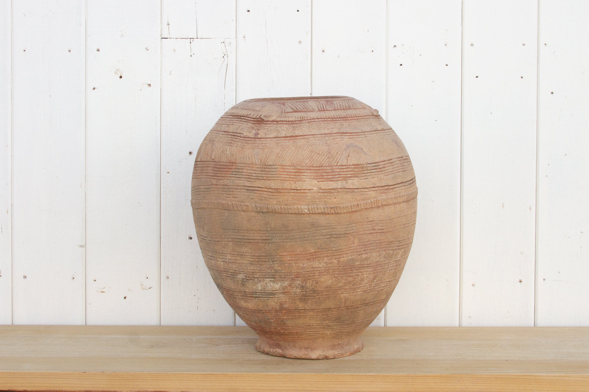DE-COR | Ispirazione globale, Vaso alto in argilla incisa dalle intemperie